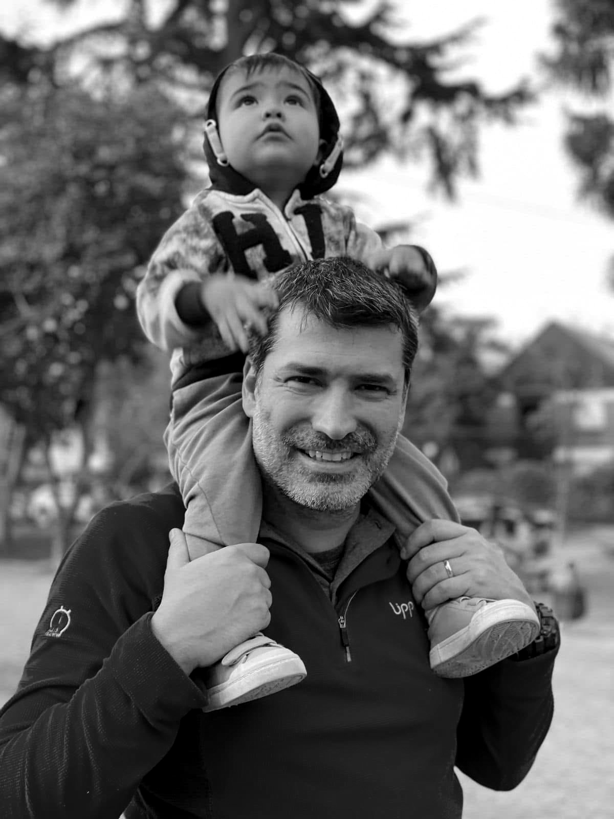 Mario con su hijo sobre los hombros